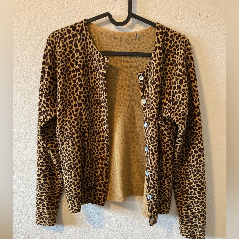 Cheetah print cardigan w/Mother of Pearl buttons. cotton blend. Sz sm-med. - Picture 3 of 6